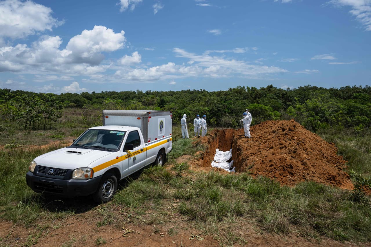 <h2 class="cms-H2-H2">15 de febrero de 2023, Panamá</h2>
<br>
<br>Al menos 39 migrantes murieron y más de una veintena resultaron heridos 
<a href="https://www.univision.com/noticias/mundo/mueren-15-migrantes-muertos-accidente-autobus-panama">en la localidad panameña de Gualaca</a>, al occidente del país, cuando el autobús en el que viajaban hacia un albergue cayó a un precipicio.
<br>
<br>Fue el peor accidente vial desde que Panamá autorizó el traslado en autobuses de los migrantes que cruzan la peligrosa jungla del Darién, en la frontera con Colombia, a un albergue limítrofe con Costa Rica para que sigan su ruta a Norteamérica.
<br>