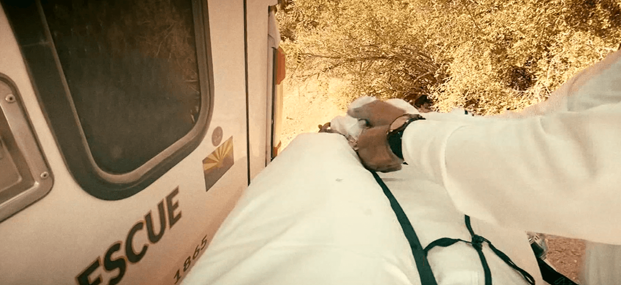 Fue hallada en el condado Santa Cruz, cerca de la frontera. Vestía ropa camuflada y estaba con un grupo de personas.