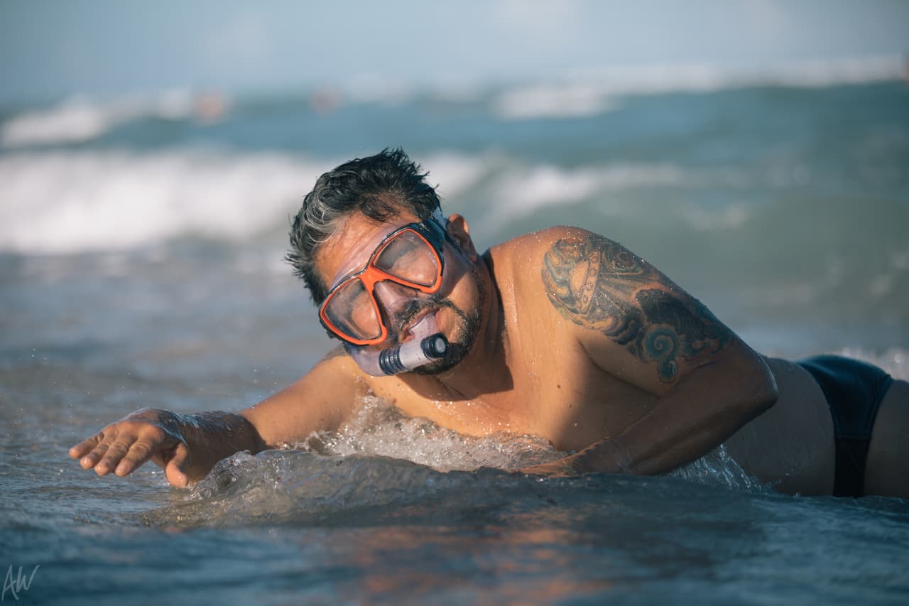 Andrés no sabe nadar, así que le toca dárselas de nadador profesional en la orilla.