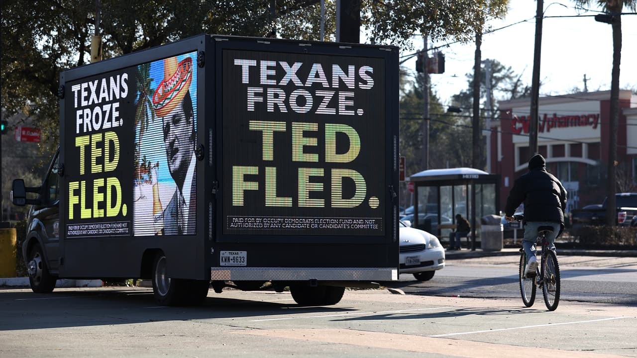 Miles de personas criticaron al senador en redes sociales y hasta protestaron en su casa en Houston con estas pantallas. Cruz dijo que había viajado porque sus hijas le habían pedido estar en un lugar más cálido y que lo hizo por ser un buen padre.