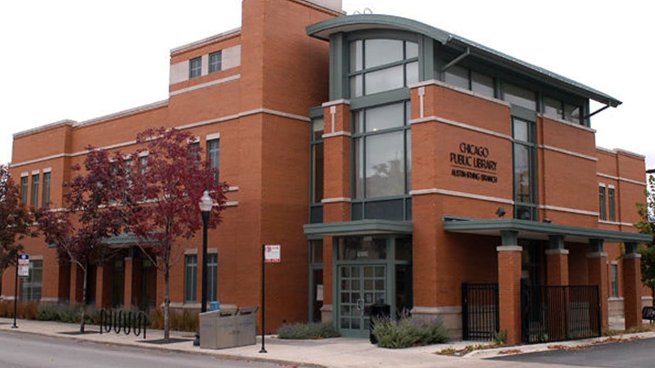 <b>Maratón de cine de terror en la biblioteca Austin-Irving</b>
<br>Todas las noches de octubre, la biblioteca Austin Irving proyectará una cinta de terror. Clásicos como 
<i>The Exorcist, The Shining y A Nightmare on Elm Street</i> son parte del programa, que puedes 
<a href="https://www.chipublib.org/locations/7/" target="_blank">consultar completo en esta página</a>.
<br>
<br>
<b>¿Dónde?</b> 6100 W. Irving Park Road.
<br>
<b>¿Cuándo? </b>Todas las noches de octubre, consulta los horarios. 
<br>
<b>¿Precio? </b>Acceso gratuito.