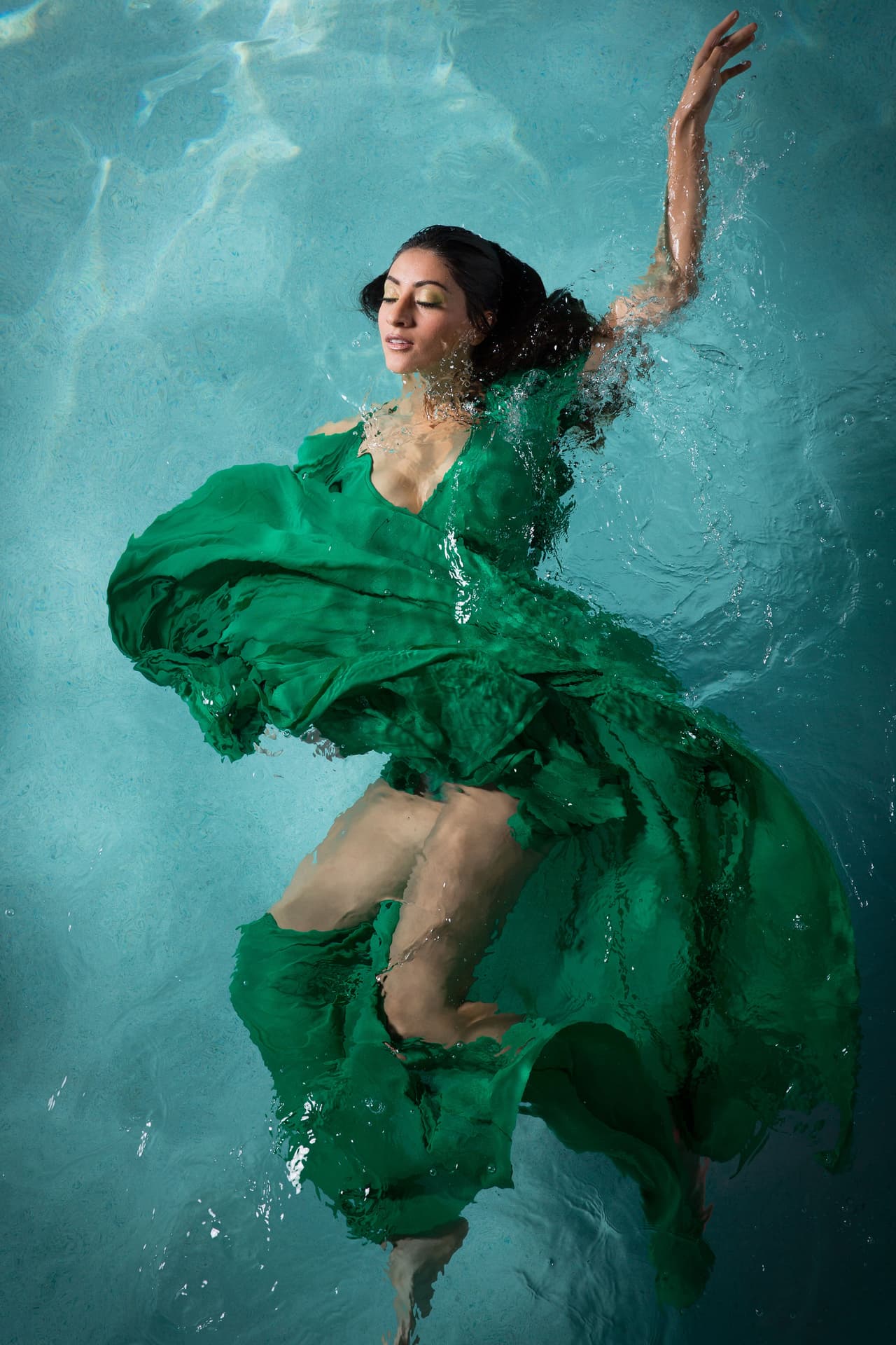 Al gozar de inmunidad, las fotos de estas chicas no fueron juzgadas pero aquí las tenemos: Elvira Reyes se dejó envolver por el oleaje de la piscina.