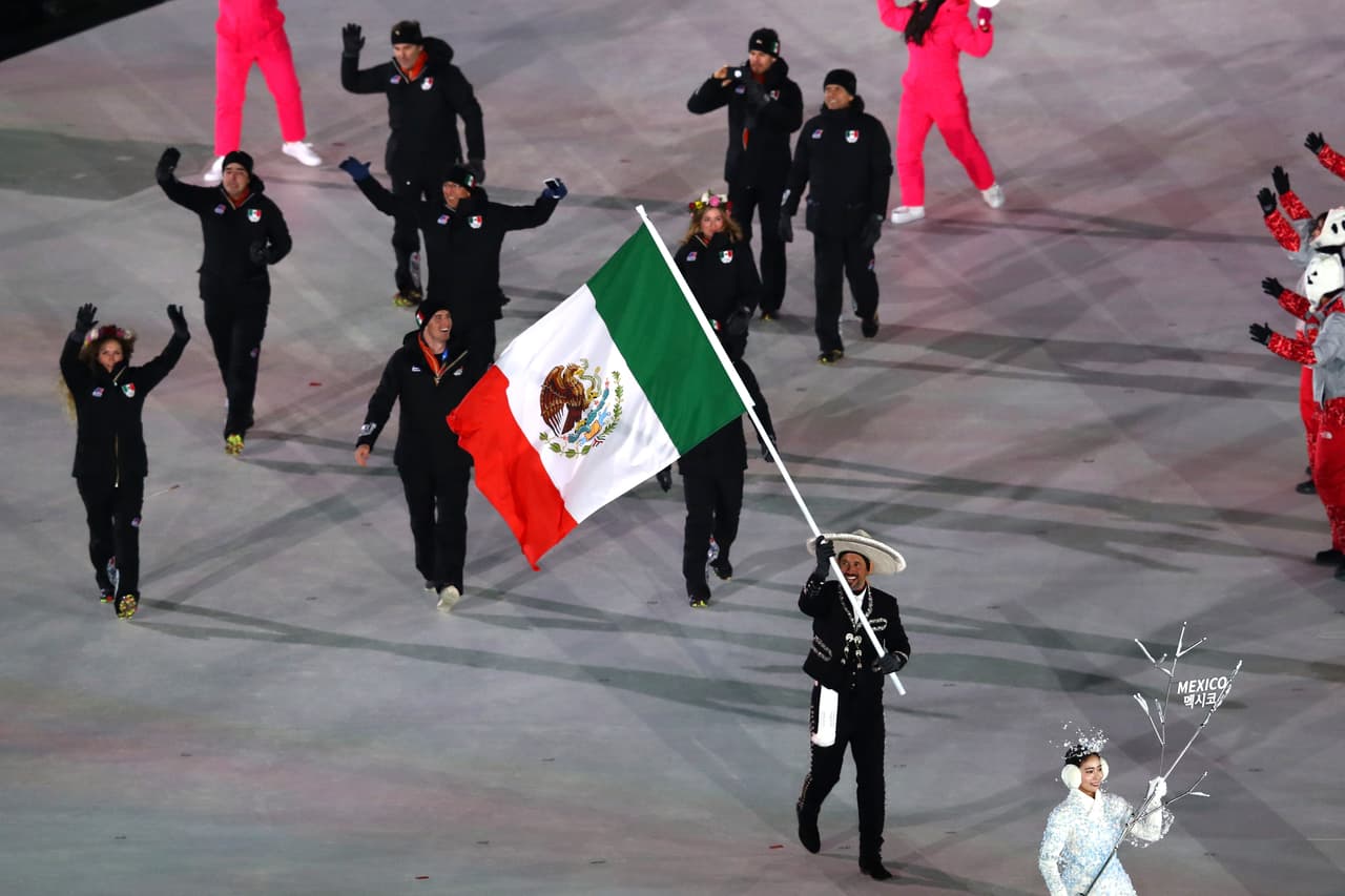 La delegación mexicana, con deportistas y entrenadores, tuvo su momento en el desfile.