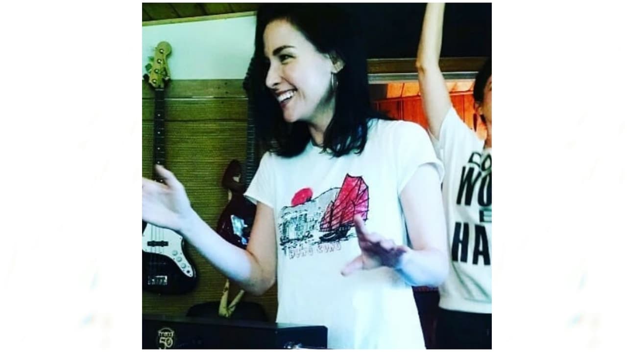 Después de asistir a varios eventos de renombre, como el Festival de Jazz de Monterey (California), ingresó al programa interdisciplinario de Berklee, en donde logró una licenciatura, además de una certificación en guitarra de blues.