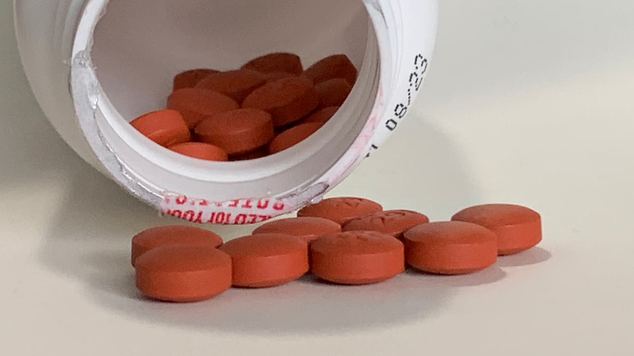 “Yo veo que mucha gente trae antibióticos de México y aunque se supone que deberían necesitar receta, en la mayoría de las farmacias de alguna manera te lo facilitan”, expresó.