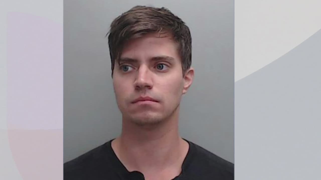 Arrestan a asistente de banda por presuntamente grabar a estudiantes en una escuela 