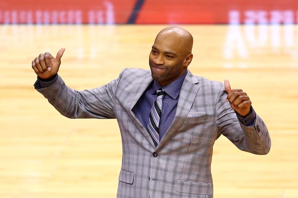 En una pausa tributaron a exjugadores de los Toronto Raptors, llevándose la más grande ovación Vince Carter.