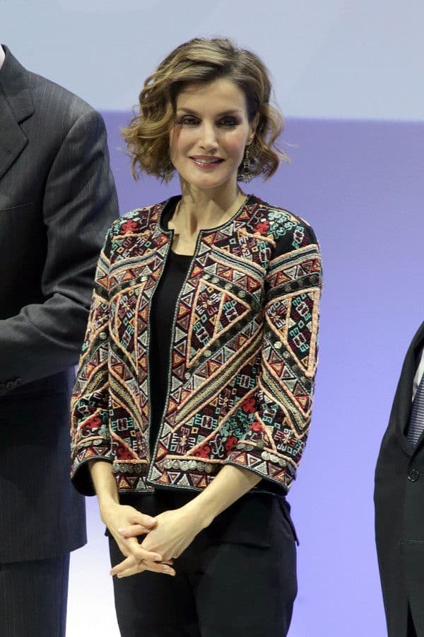 La reina Letizia lleva una fina chaqueta bordada.