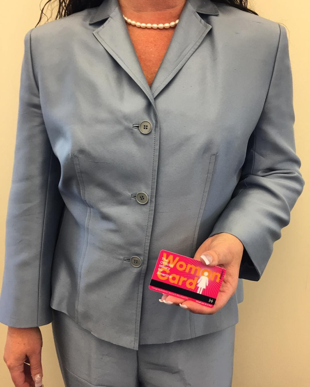 Muchas mujeres se han visto identificadas en la lucha de Hillary Clinton por hacerse valer entre los hombres. Esta usuaria de Instagram ha posado con el collar de perlas que suele llevar Clinton y la 'Woman Card' (la tarjeta de la mujer), un objeto promocional que puso a la venta la candidata demócrata como broma a los que la acusaban de usar el 'comodín de la mujer'.