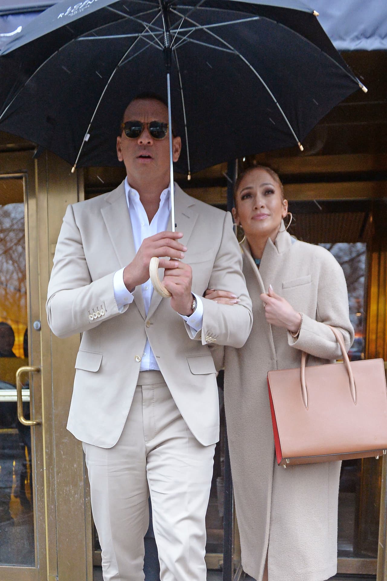 Jennifer Lopez y Alex Rodríguez salen de una comida en el restaurante Marea, en Manhattan, el 31 de marzo luciendo atuendos del mismo color.