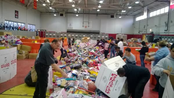 <b>Toy for Tots</b>
<br>La organización de los Marines 
<a href="https://chicago-il.toysfortots.org/local-coordinator-sites/lco-sites/default.aspx?nPageID=100&nPreviewInd=200&nRedirectInd=3">Toys for Tots</a> tiene en marcha un plan anual de recolección y donación de juguetes para niños desafortunados del área de Chicago. Quienes deseen recibir el apoyo deben solicitarlo 
<a href="https://chicago-il.toysfortots.org/local-coordinator-sites/lco-sites/request-toys.aspx" target="_blank">aquí</a>. 
<br>