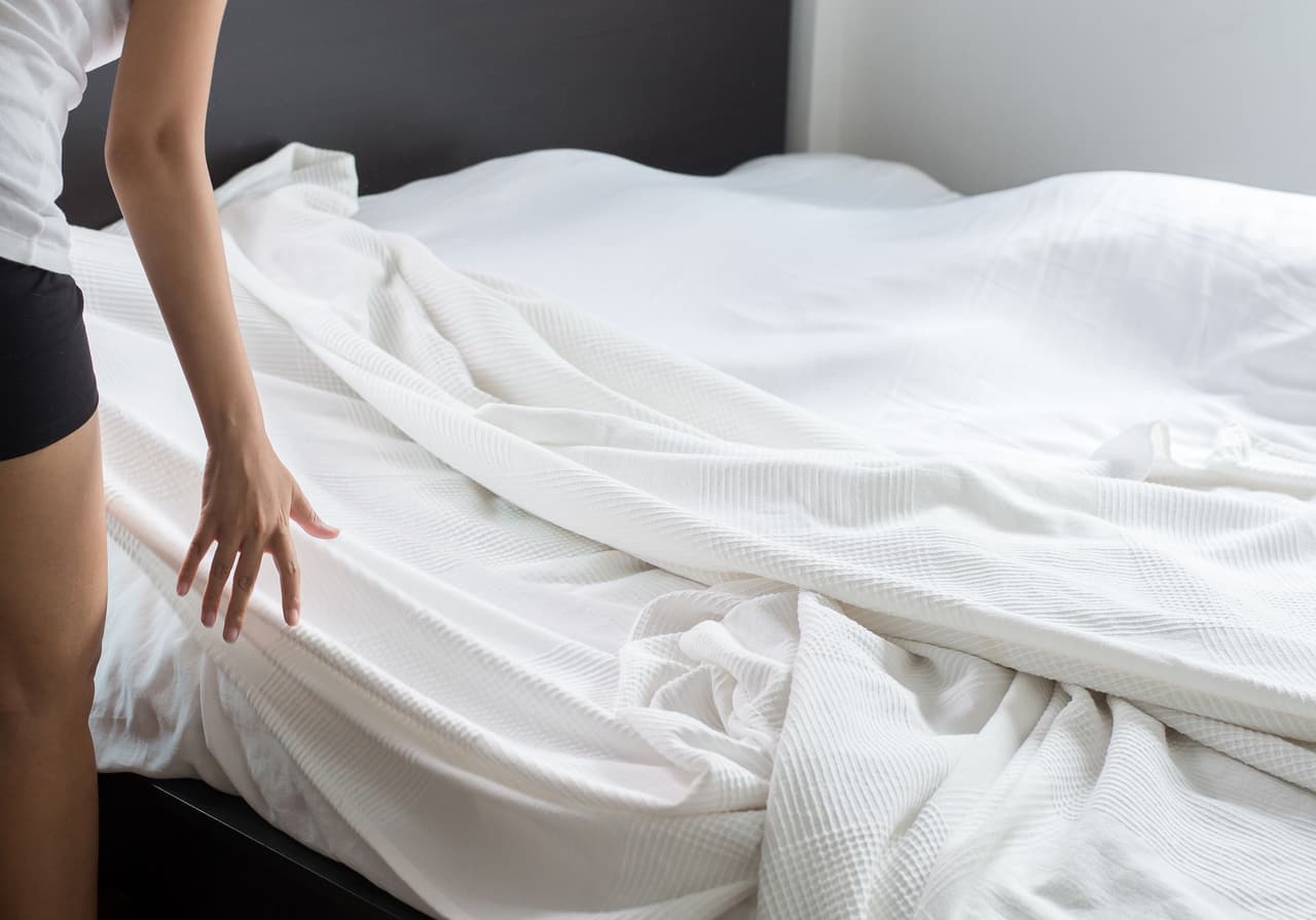 <b>Lava o cambia tu ropa de cama.</b> Así como es importante que aspires la alfombra o el tapete, también es idóneo que laves o cambies la ropa de cama con cierta frecuencia con el propósito de erradicar los ácaros.