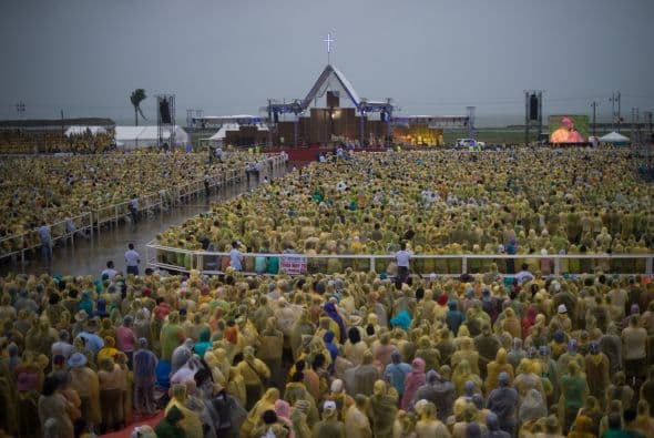 Ante la multitud reunida, Francisco hizo un llamado a proteger a los niños del pecado y el vicio para que no terminen desamparados en las calles.
