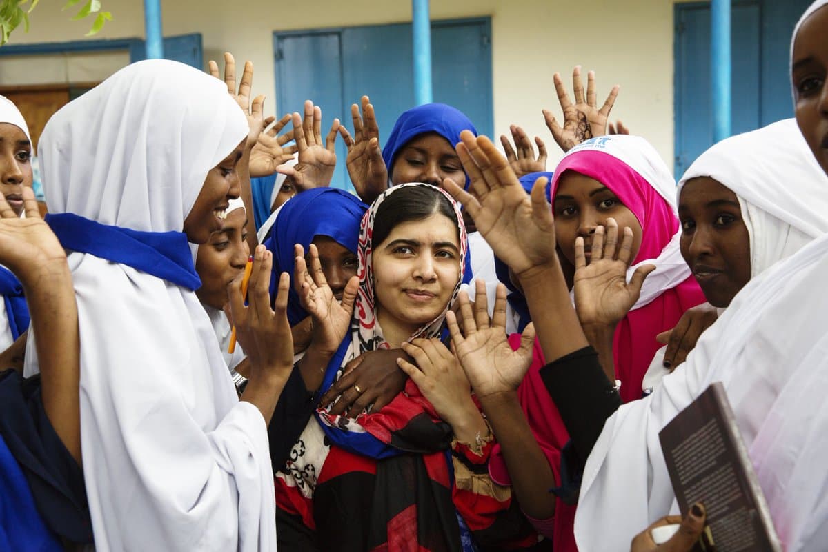 Nació en Paquistán, en el distrito Swat. Se convirtió en blanco de extremistas al escribir un 
<a href="http://http://www.bbc.com/news/world-asia-29565738" target="_blank">blog para la BBC</a> a modo de diario 
<b>donde relataba la creciente influencia de los talibanes en su localidad y lo peligroso que era intentar recibir una educación siendo mujer.</b> Aunque su contribución fue anónima, su nombre se hizo público. Fue atacada por ir a la escuela y hoy lucha por el derecho de que todos reciban una educación.