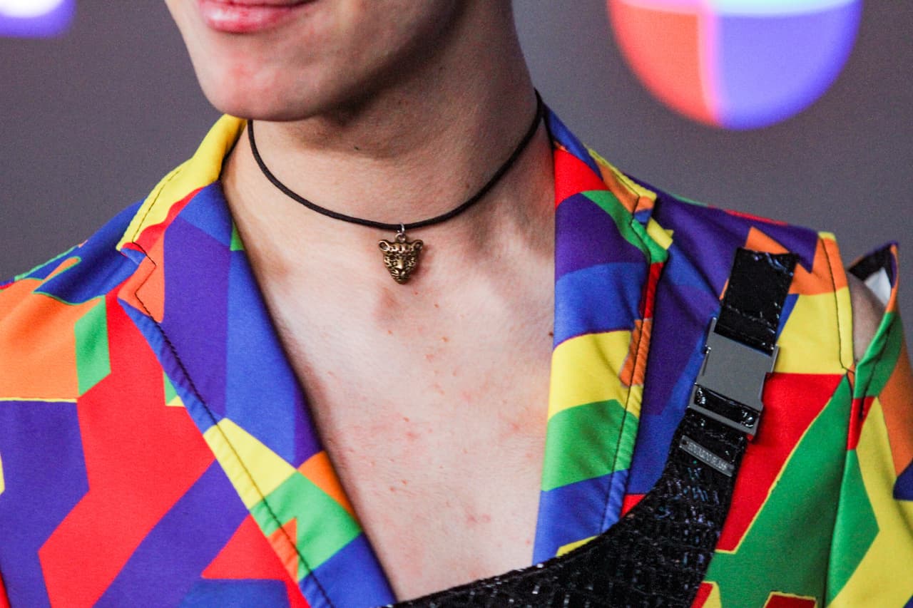 El traje había incorporado un detalle que daba la idea de una mariconera cruzada al frente.