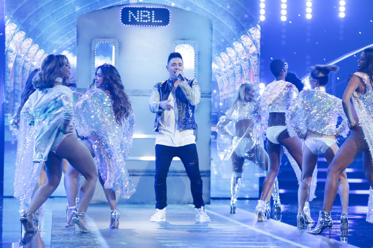 Antes de saber cuál de las diez se iría, ellas se entregaron completamente en el musical, donde combinaron pasarela y baile.