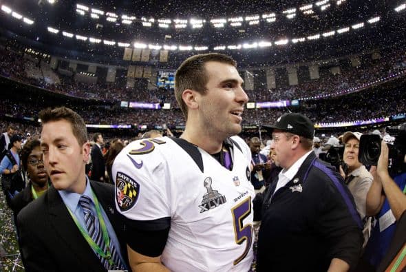 La gran fiesta deportiva del año en Estados Unidos, el Super Bowl de la Liga Nacional de Fútbol Americano (NFL), en su cuadragésima séptima edición, ya forma parte de la historia con los Ravens de Baltimore como nuevos campeones al vencer por 34-31 a los 49ers de San Francisco. Los pronósticos se cumplieron, los Ravens llegaron al Mercedes-Benz Super Dome de Nueva Orleans con el mejor mariscal de campo del momento, Joe Flacco, y la mejor defensa de la NFL, ambos factores se hicieron presentes en los momentos decisivos que hicieron posible el triunfo y el conseguir el segundo trofeo Vince Lombardi en la historia de la franquicia de Baltimore. Flacco, de 28 años, fue el líder perfecto en la primera parte al conseguir tres pases de anotación, que lo dejaron como el sexto mariscal que lo consigue en la historia del Super Bowl y una ventaja parcial de 21-6 al descanso que sería decisiva. El safety Ed Reed, nativo de New Orleans, empataría la mejor marca de la fase final de la NFL con nueve robos aéreos, mientras que Kaepernick quedaría con la mancha de la interceptación que sufrió. Antes que se diese el ya histórico apagón, el primero en un Super Bowl, el receptor abierto Jacoby Jones también quiso entrar en los libros de las marcas al conseguir nada más comenzar el tercer periodo al regresar 108 yardas de "touchdown" una devolución de balón, la mejor de todos los tiempos. Kaepernick y los 49ers vivieron los momentos estelares del partido al conseguir 23 puntos en menos de 13 minutos, 17 fueron consecutivos. Lewis, no brilló como en el primer Super Bowl del 2001 cuando ganó el premio de Jugador Más Valioso (MVP), que esta vez le fue con todos los honores a Flacco, al completar 22 de 33 pases para 287 yardas, sin interceptaciones, pero hizo seis derribos y cuatro fueron "placajes" solitarios. Suficientes para que los Ravens lograsen el segundo trofeo Vince Lombardi en su historia y Lewis pudiese cerrar con broche de oro su legado de 17 temporadas brillantes dentro de la competición de la NFL. Mientras que la revelación de la temporada Kaepernick confirmó que es un mariscal muy especial, lleno de energía, que corre como nadie, que tiene un dinamismo único, pero que todavía no pudo emular a los legendarios Montana y Young, que lo precedieron al frente de los 49ers en los cinco Super Bowls que disputaron y que consiguieron ganar. Los jugadores de los 49er, encabezados por el corredor Frank Gore insistieron que su equipo fue mejor como conjunto que los Ravens se aprovecharon de acciones aisladas. Pero el marcador final estableció que los ganadores fueron los Ravens, por eso dos hermanos, John y Jim Harbaugh, los primeros en la historia de la NFL que dirigieron a los equipos que disputaron un título de Super Bowl, al concluir el partido fueron al encuentro y se dieron un gran abrazo.