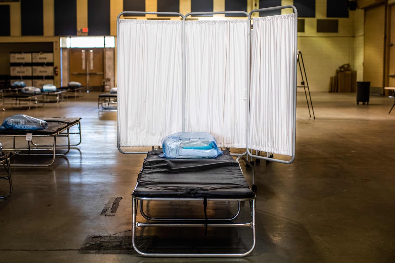 <b>6 DE ABRIL.</b> En el antiguo 'Sleep Train Arena', Newsom anunció que se consiguieron 4,613 camas para tratar a los pacientes con coronavirus y aliviar la presión sobre el sistema de prestación de atención médica. El ahora conocido como Natomas Arena, en Sacramento, es uno de los varios sitios alternativos de atención que brindan atención a pacientes menos enfermos. También anunció el envío de 500 ventiladores a estados necesitados como Nueva York.