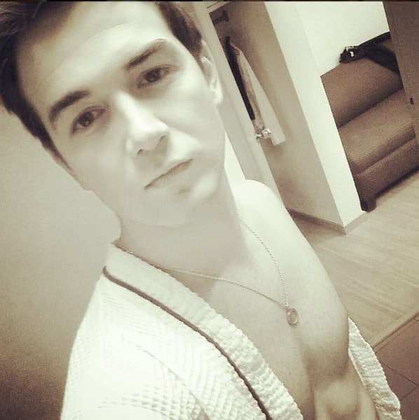 Este galán apenas comienza su carrera, pues esta es su segunda novela.