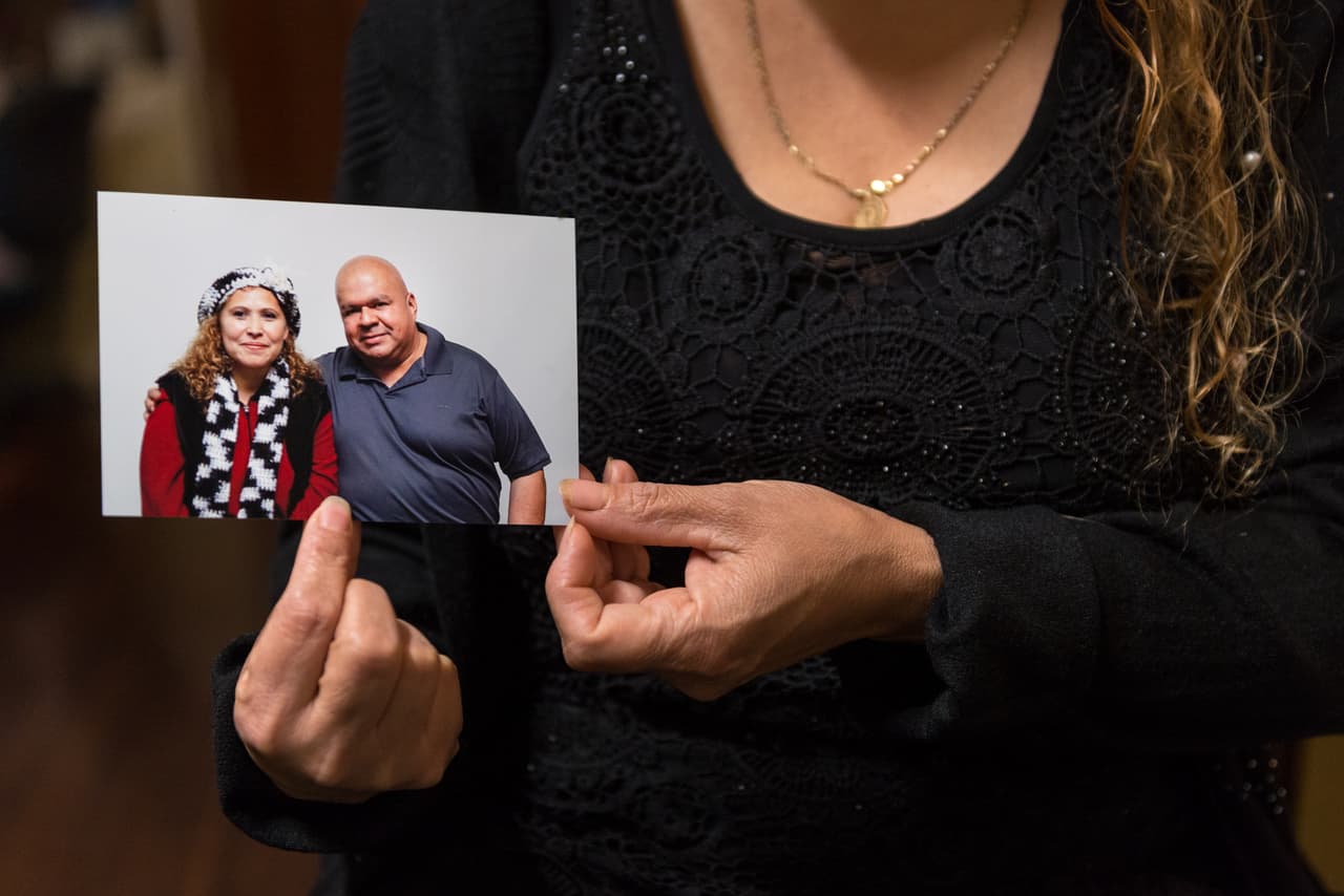 Graciela Osorio está de luto por la pérdida de su marido, Ariel Osorio, que murió de covid en enero.