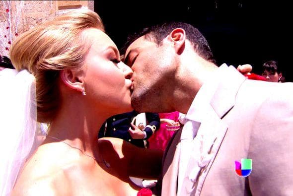 Tras creer que Alejandro había muerto, Montserrat se casó con José Luis (Luis Roberto Guzmán) el hombre que amaba antes de ser obligada a casarse.