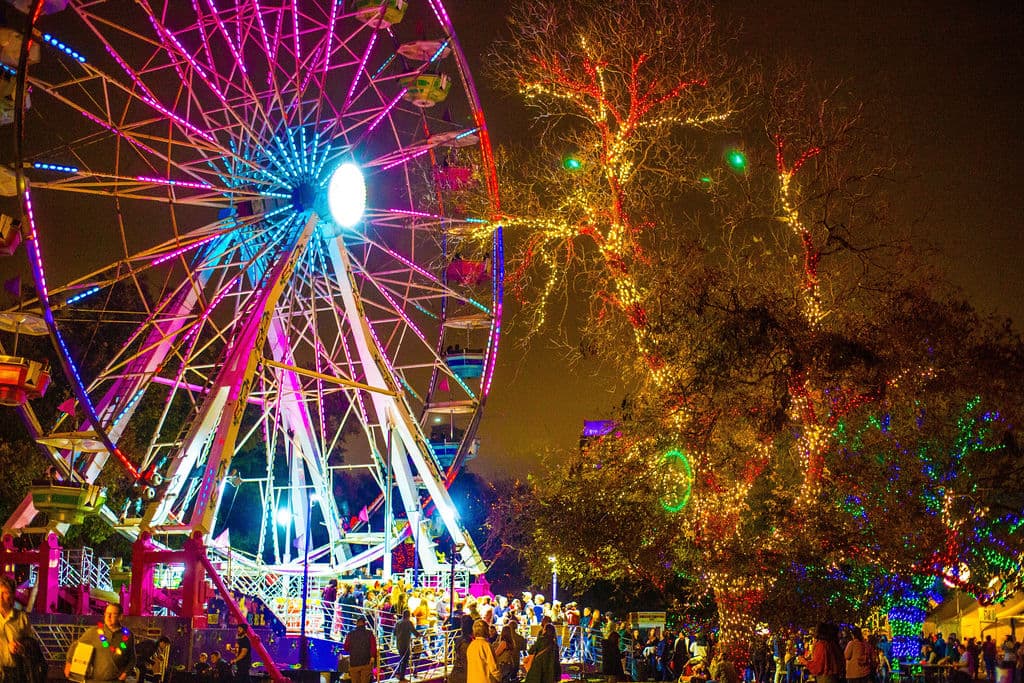 <b>AUSTIN; Texas.- </b>La ciudad de Austin se viste de luces con el 
<b>espíritu navideño</b> cada diciembre y el diciembre de este año no es la excepción.
<br>
<br>Por eso te presentamos una lista de los 
<b>mejores lugares con alumbrados navideños en el área.</b>
<br>
<br>No te quedes sin experimentar la magia de la Navidad y llévate a toda la familia a conocerlos.
<br>
