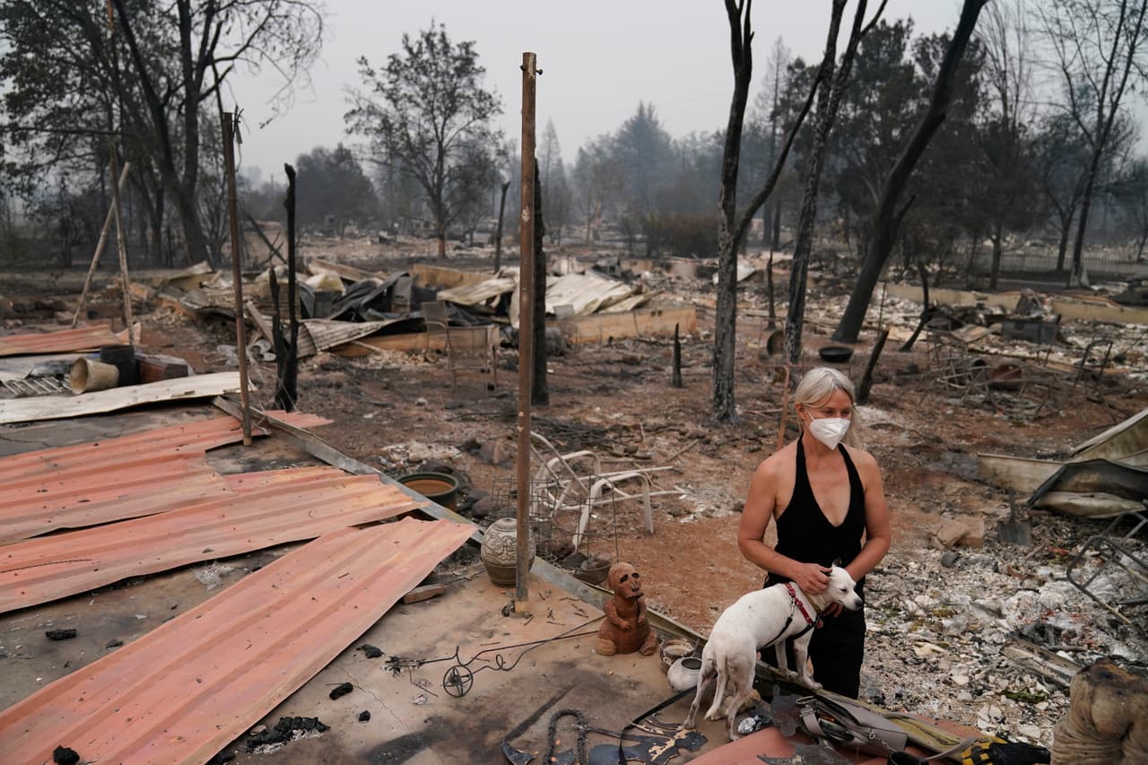 En todo el estado de Oregón, los incendios forestales han quemado más de 900,000 acres, dijo este jueves la gobernadora Kate Brown. Eden McCarthy y su perra Hina visitan las ruinas de lo que fue su casa en Talent, Oregon, destruida por el llamado fuego Almeda.