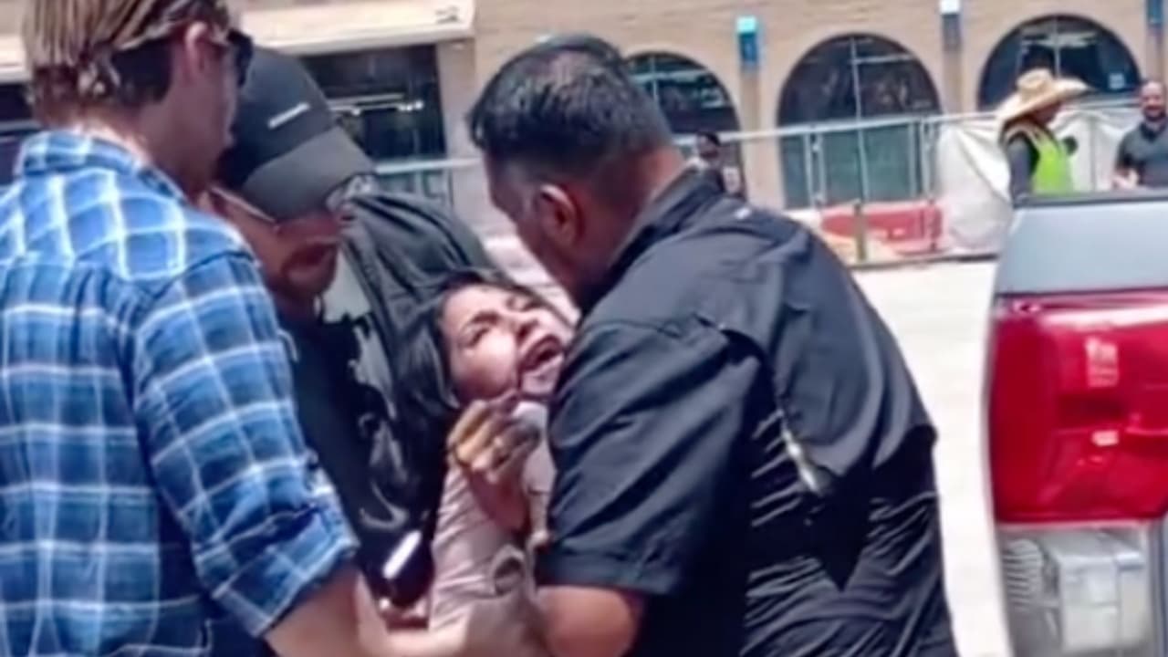 También en San Antonio, los arrestos masivos e inesperados dejaron estampas como la de una
<b><a href="https://www.univision.com/local/san-antonio-kwex/nino-6-anos-esposado-escuela-legal" target="_blank"> madre que entró en pánico al ser detenida</a></b>. 
<br>
<br>“Por favor, mis hijos… auxilio, mis hijos. Mis hijos están en la escuela”, gritaba la mujer.