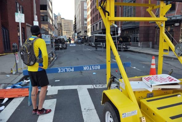 En coordinación con la agencia del control de armas, el FBI pide a la ciudadanía acatar las órdenes de la policía para agilizar la investigación.