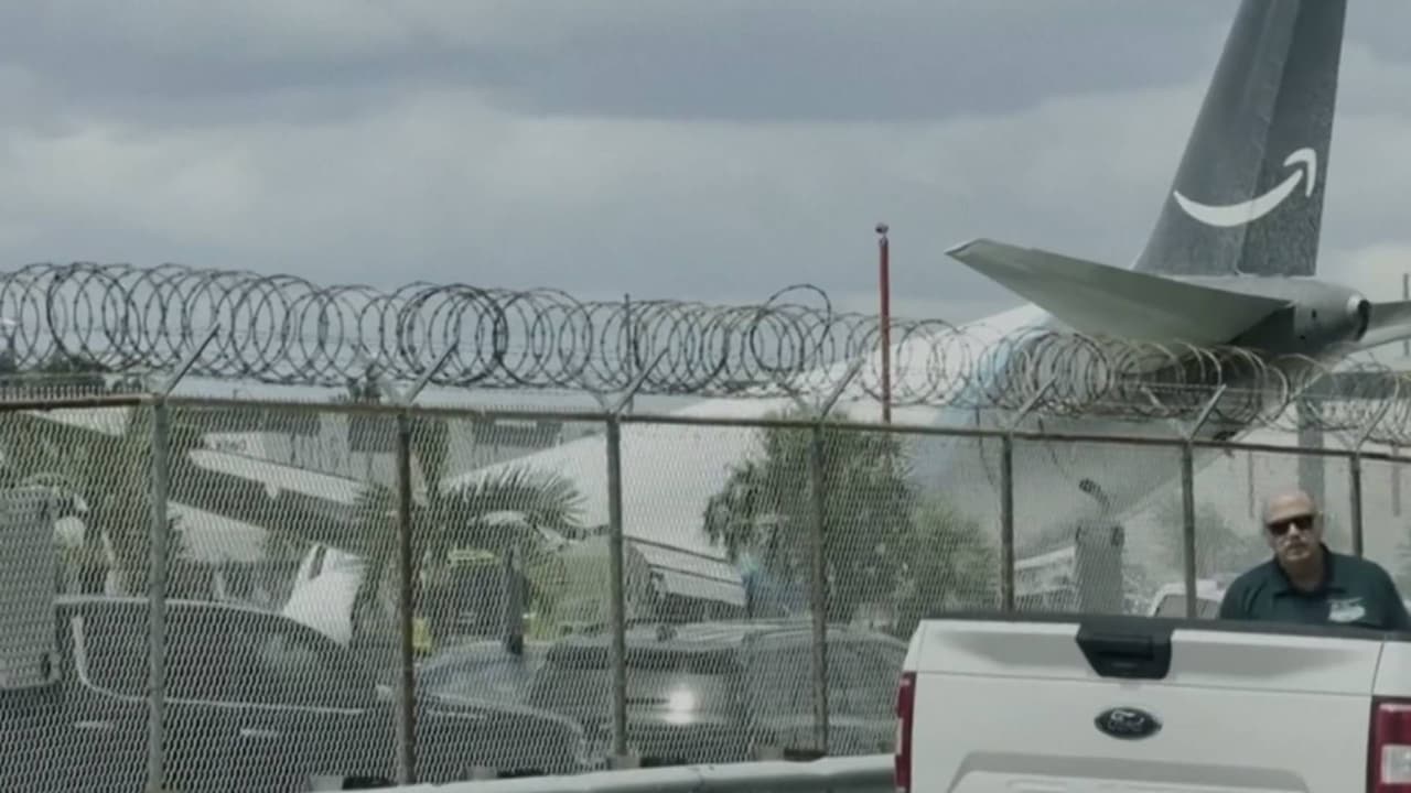Avión de Amazon se sale de la pista en el Aeropuerto de Miami y choca contra varios vehículos