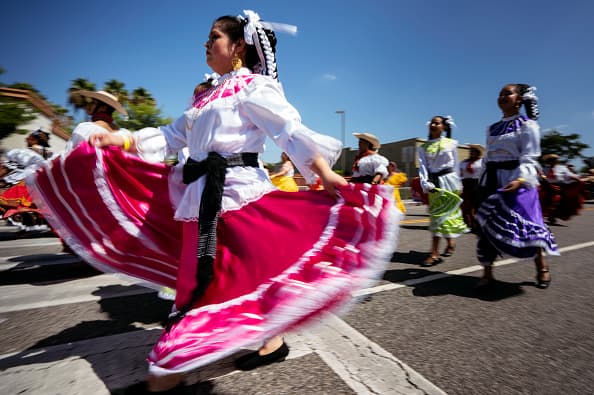 El tema del desfile es "Encuentro de dos mundos", en celebración del Año Internacional de las Lenguas Indígenas, proclamado por las Naciones Unidas para crear conciencia y beneficiar a las personas que hablan este tipo de lenguas.