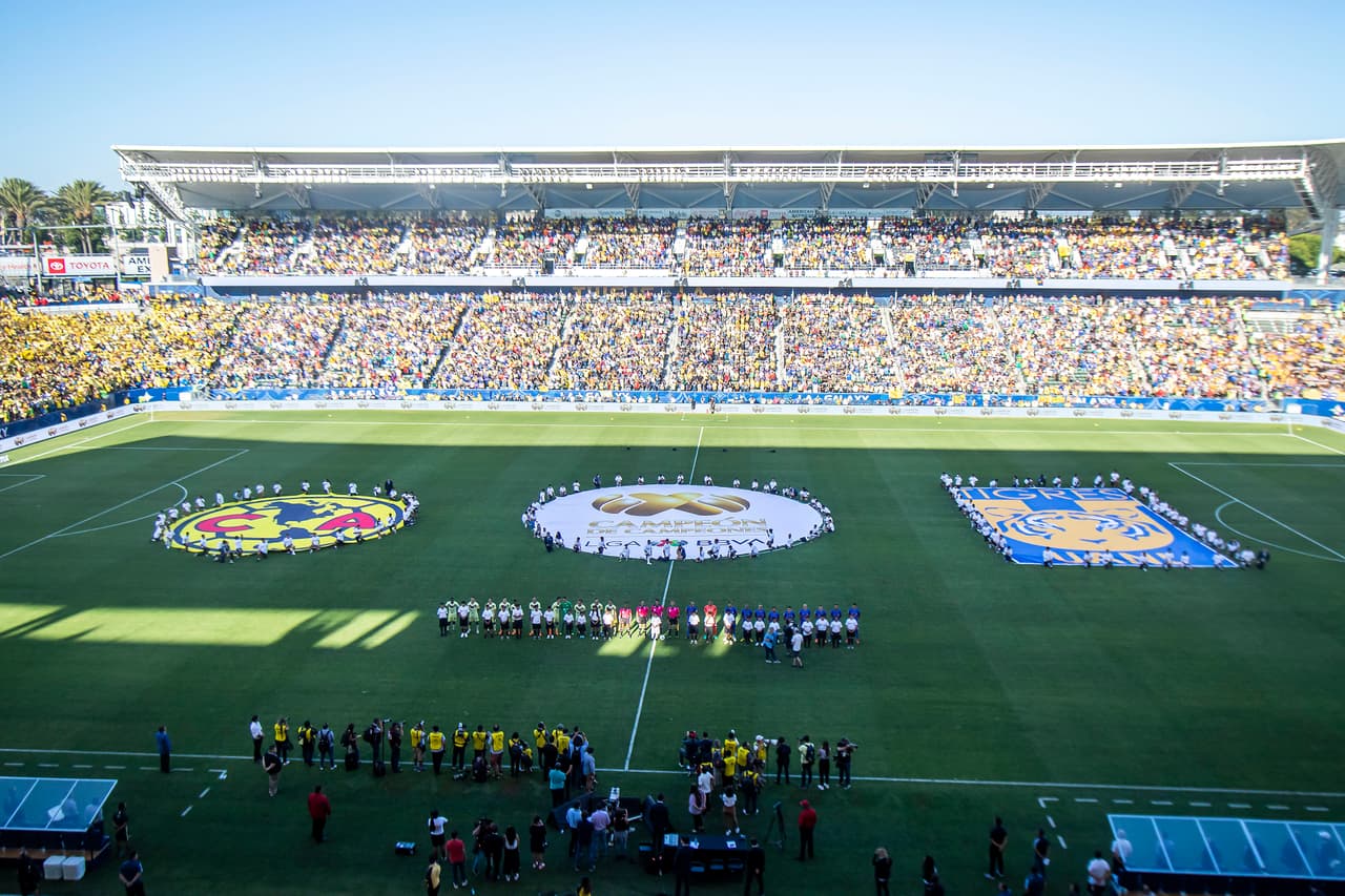 Inmejorable el ambiente y el marco en Dignity Health Sports Park donde se iban a enfrentar América y Tigres para disputar el trofeo de Campeón de Campeones de la Liga MX, los dos más recientes monarcas del balompié mexicano frente a frente para ir calentando el arranque de la temporada que está a la vuelta de la esquina.