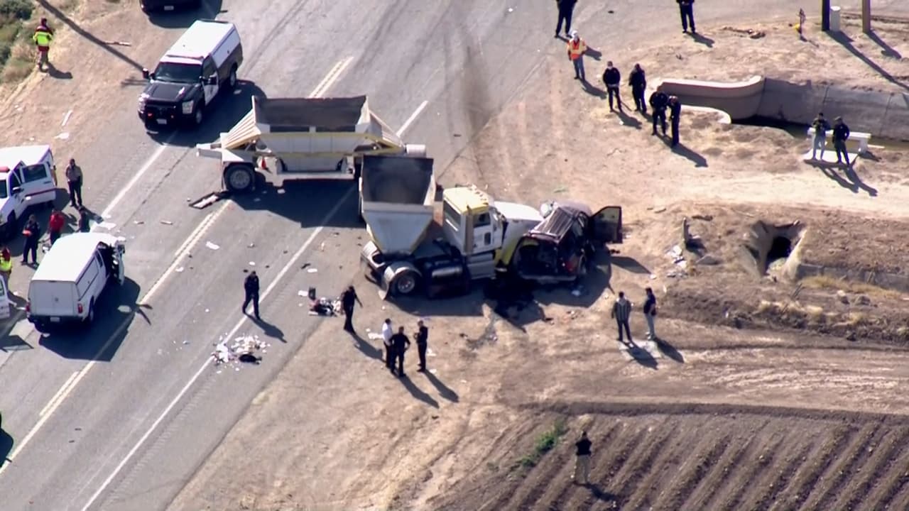 En video. Imágenes aéreas del accidente en la frontera entre California y México en el que murieron 13 personas. Según las autoridades, el camión transportaba 27 personas. Sucedió en la ciudad fronteriza de Holtville, California. Otras personas heridas fueron llevadas al hospital.