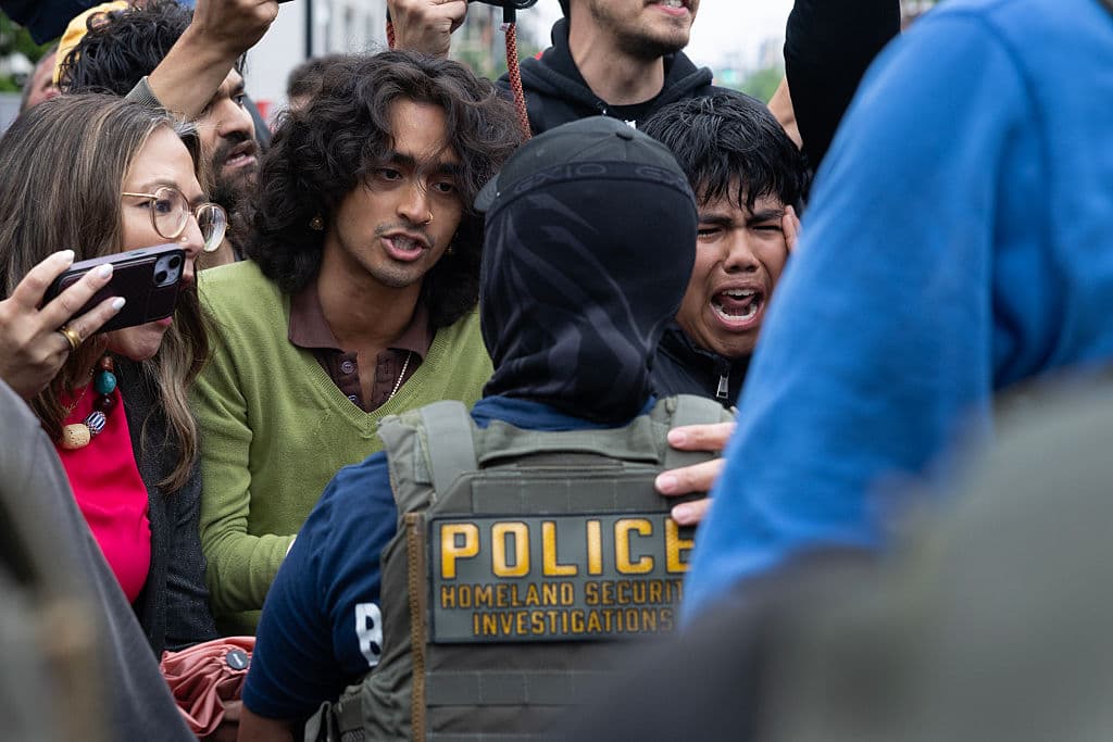 Las detenciones de inmigrantes en Estados Unidos se han vuelto más frecuentes. Este miércoles 4 de junio, al menos una decena de personas fue arrestada por ICE, durante un 
<b><a href="https://www.univision.com/local/chicago-wgbo/ice-chicago-inmigrantes-detenidos-detenciones-south-loop-deportaciones-2025" target="_blank">tenso operativo en el South Loop, en Chicago</a></b>.