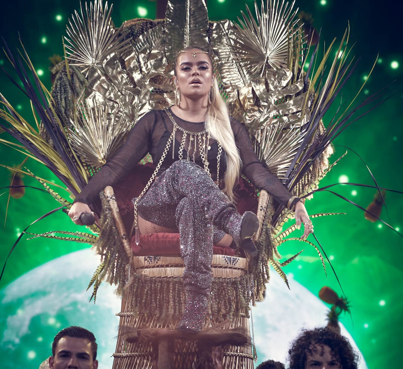 El show no había terminado. Karol G volvería al escenario, esta vez para interpretar su éxito 'Pineapple', que sirvió como fondo musical para que las participantes hicieran su primera pasarela.