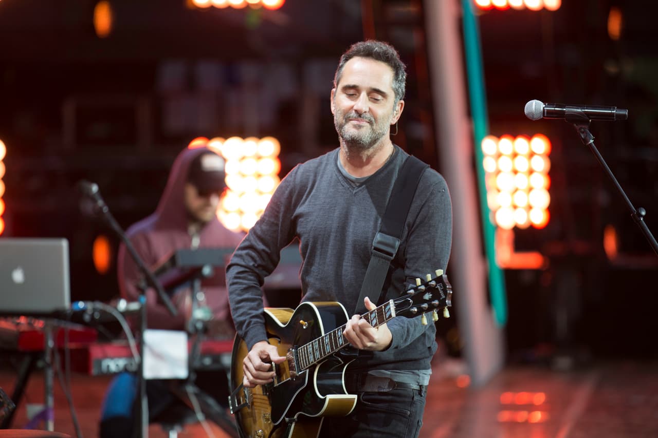Jorge Drexler y su guitarra también celebrarán la diversidad este sábado. (David Maris/Univision)