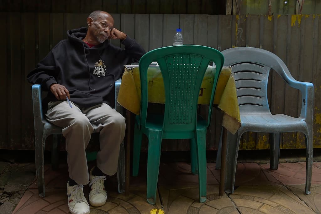 Mike Davis, de 61 años, un niño adoptado que fue traído a Estados Unidos cuando era niño y deportado a Etiopía de adulto. La vida de Davis quedó desmembrada luego de que lo mandaran a vivir a Etiopía y 
<b>lo separaran de sus hijos y su esposa.</b>