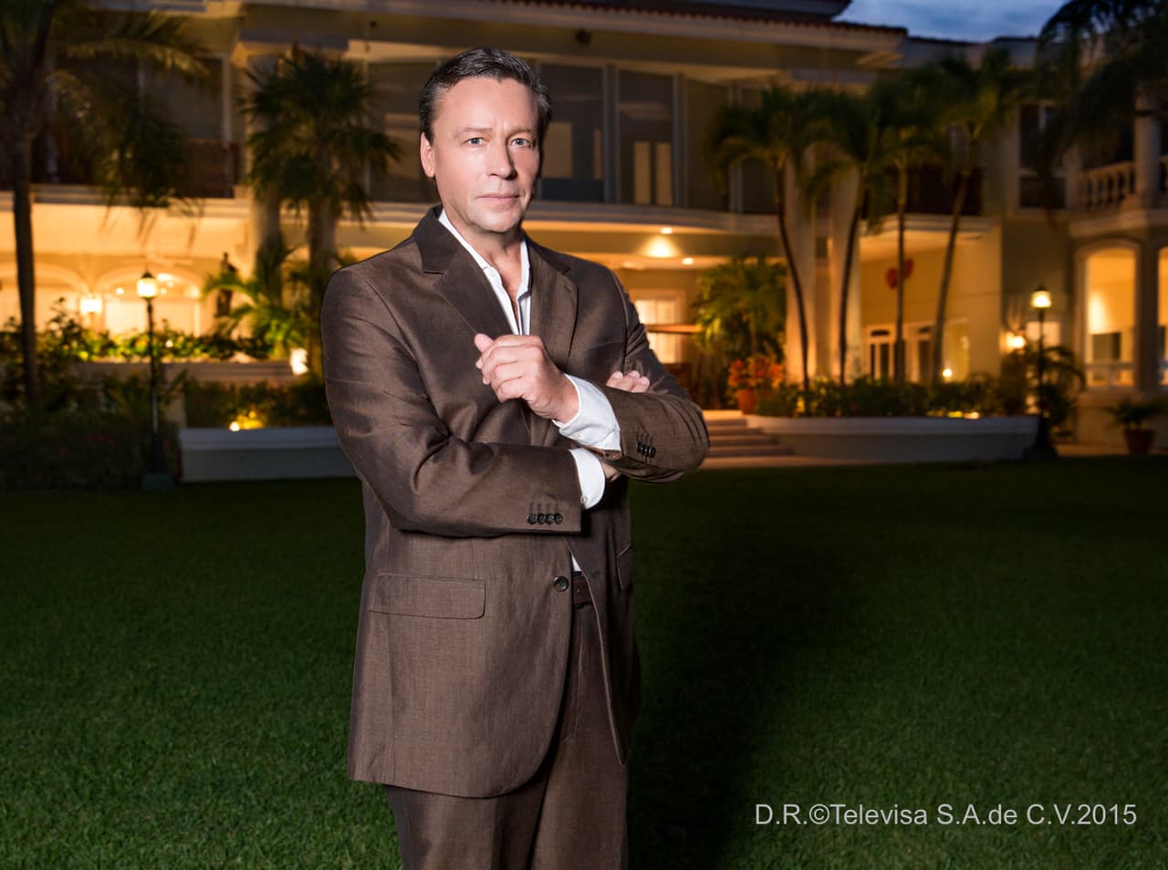 Alfredo Adame da vida a "Alfonso", el socio y mejor amigo de "Gonzalo". Aunque no aprueba lo que "Gonzalo" hace en secreto, lo apoya siempre.