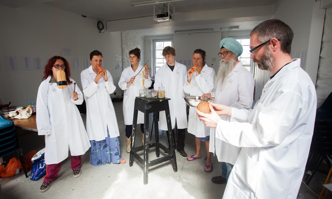 Para el sonido de la batería, por ejemplo se utilizó unas calabazas. El ingenio de estos músicos se comprobó al cien por ciento.