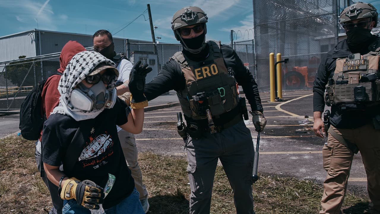 Otra jornada de tensiones entre agentes federales y manifestantes en Delaney Hall, Nueva Jersey
