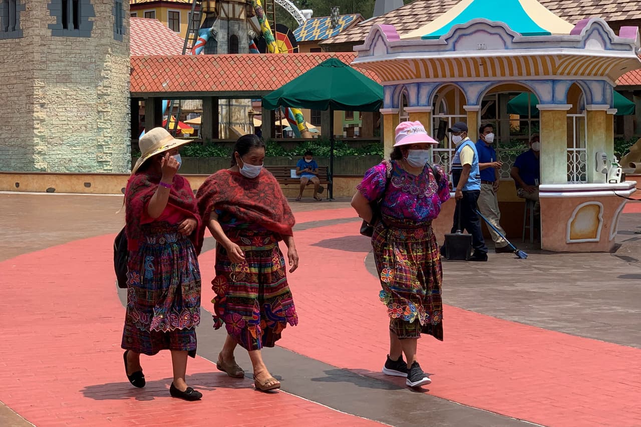 <b>Categoría 3: Guatemala </b>
<br>Unas 262,000 personas 
<a href="https://wwwnc.cdc.gov/travel/notices/covid-3/coronavirus-guatemala" target="_blank">en Guatemala</a> se han contagiado de covid-19 mientras que al menos 8,305 han muerto. Mujeres pasean por el parque temático de Xetulul, a unos 185 kilómetros al sur de Guatemala. 
<br>