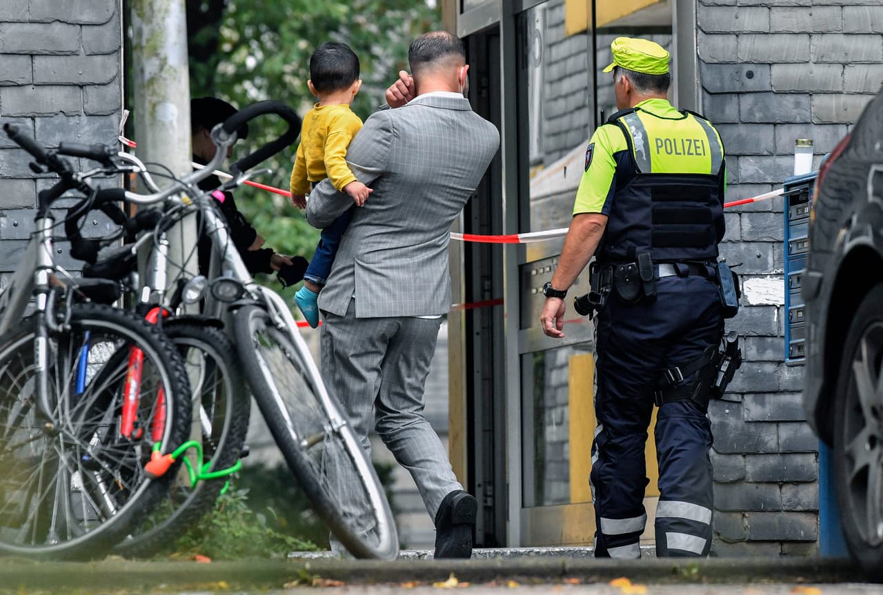 Residentes del edificio de apartamentos donde la policía halló a los cinco niños pequeños. La madre, que entonces tenía 27 años, saltó luego frente a un tren y fue hospitalizada.