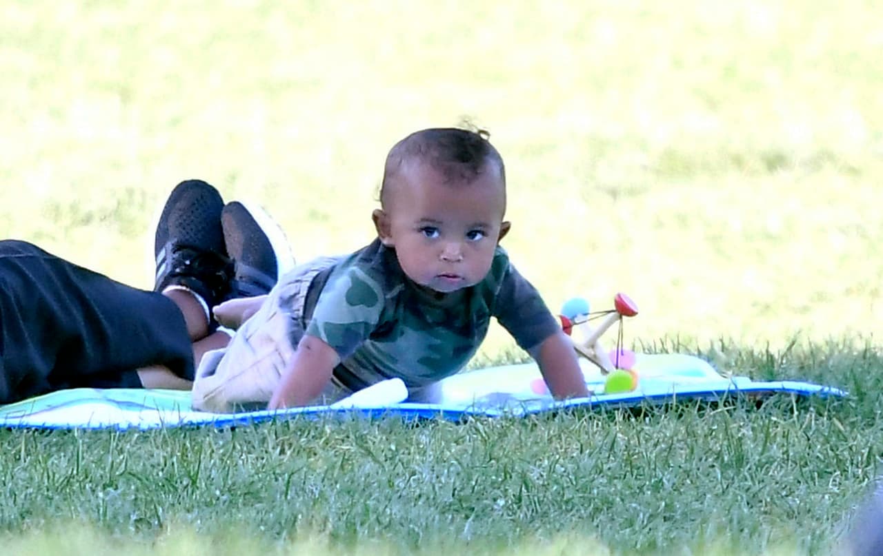 El parto de Saint fue complejo y doloroso, según reportó en su momento TMZ, debido a una complicación en la placenta.