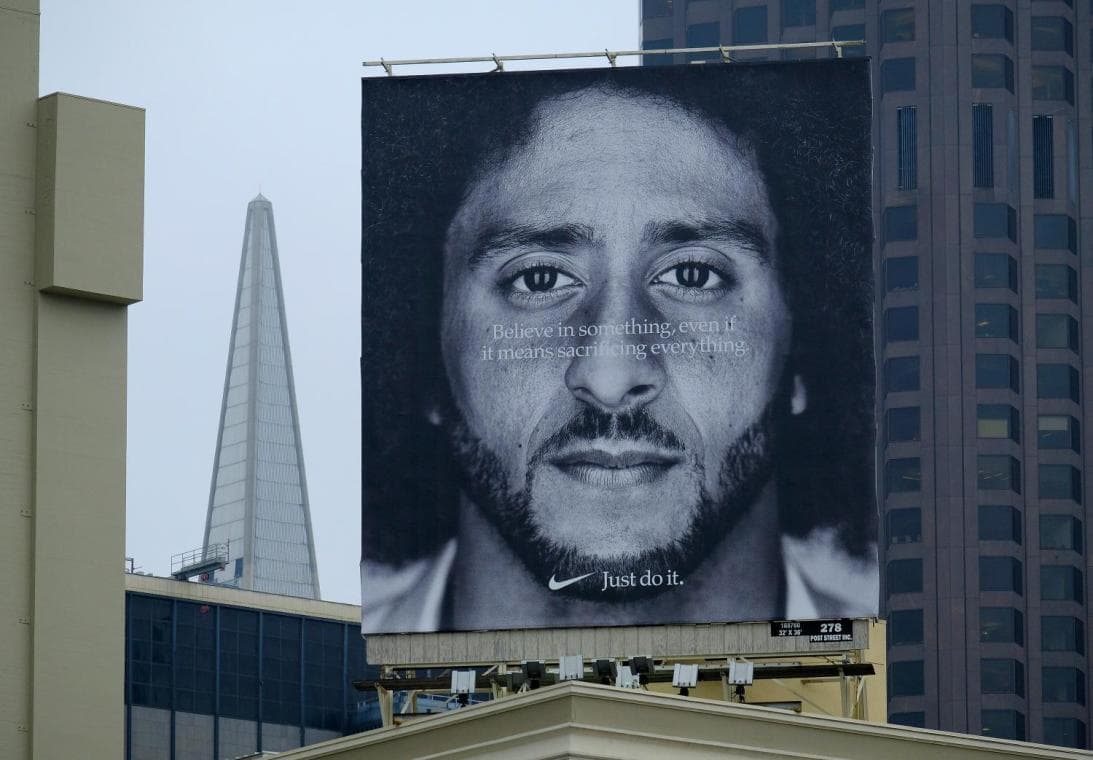 Tiempo después de su salida de la NFL, la prestigiosa marca Nike tomó al talentoso quarterback como imagen de su lema permanente ‘Just do it’. Nuevamente las opiniones se polarizaron en Estados Unidos