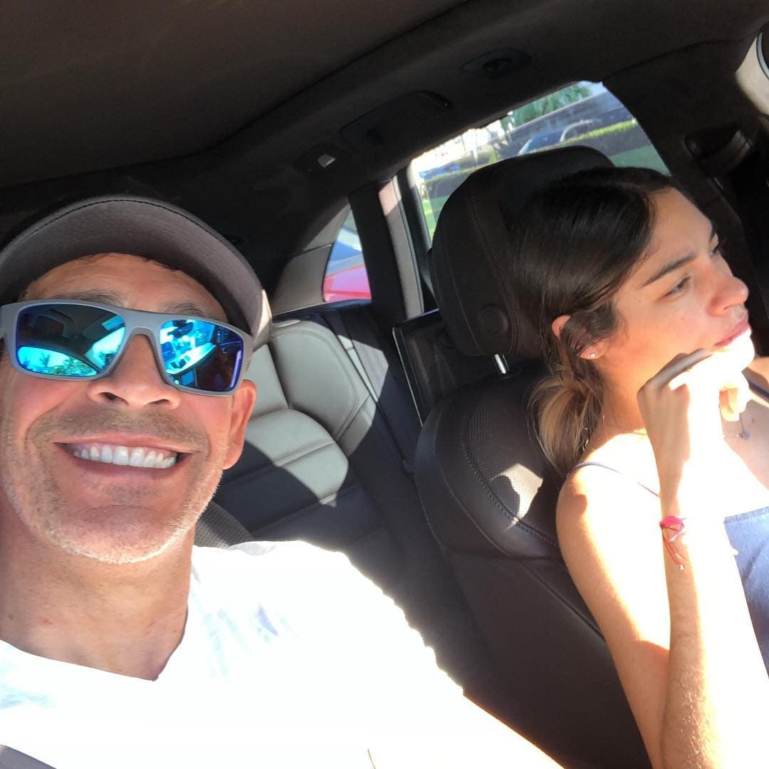 Pero con todo y que es un abuelo consentidor, sigue siendo un amoroso padre. En esta imagen nos cuenta que lleva a Natalia al médico por la molestia en un diente.