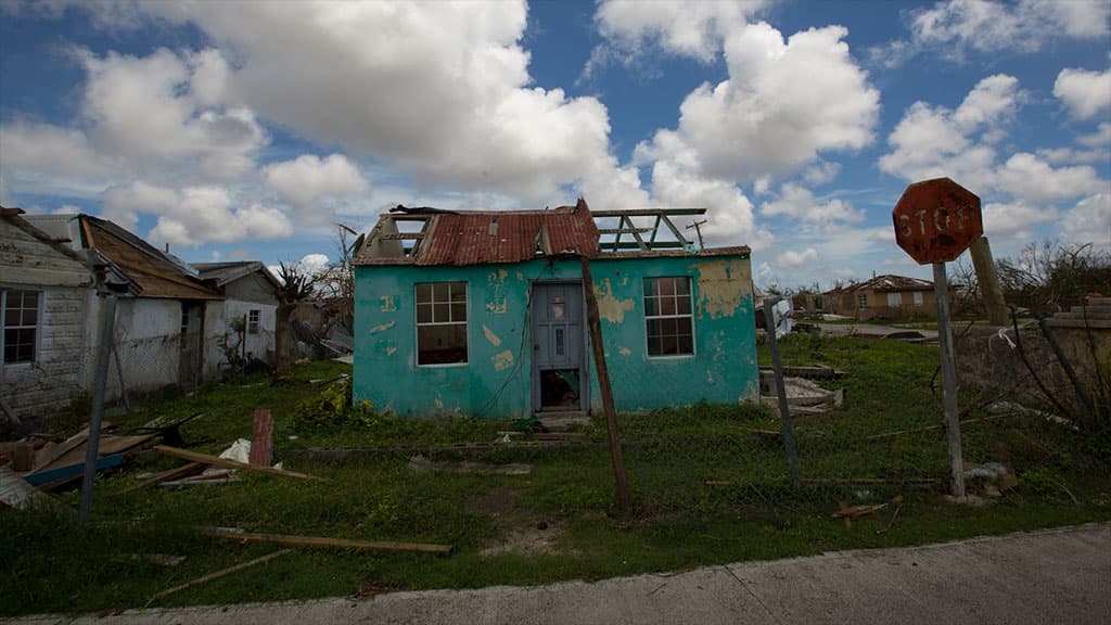 ¿Huir o quedarse y reconstruir? El dilema de las zonas arrasadas por Irma y María