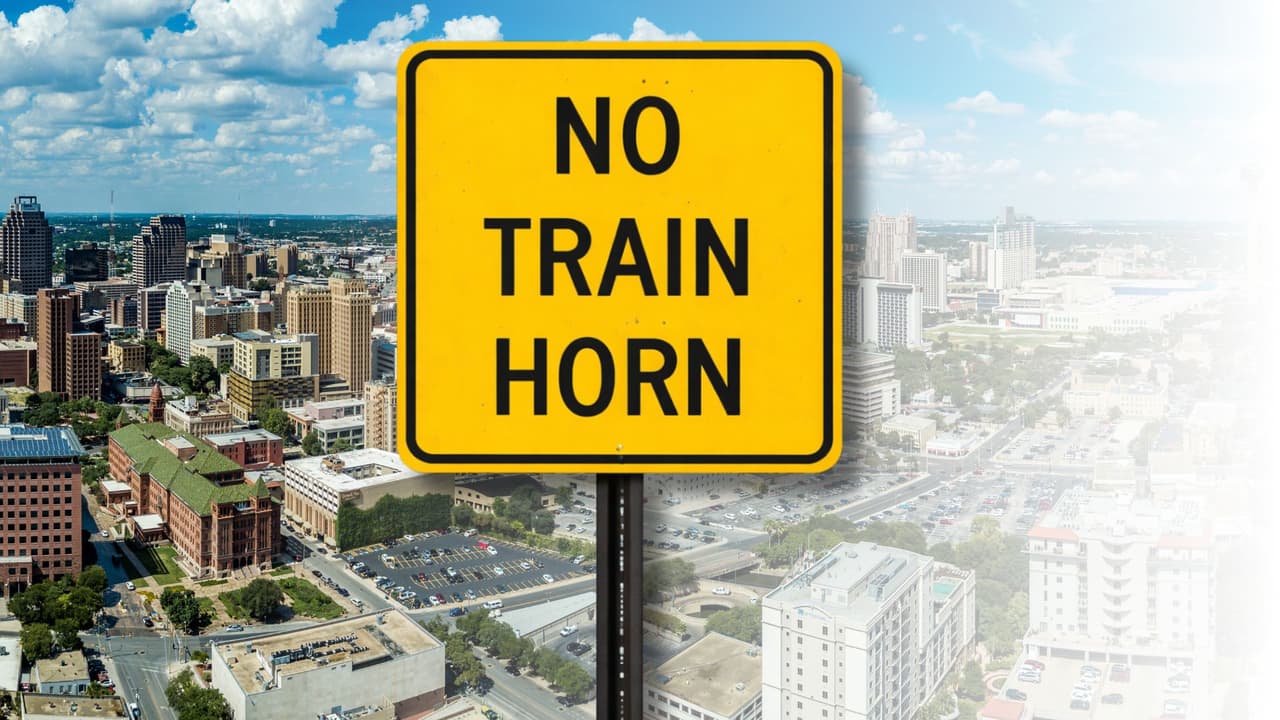 <h3 class="cms-H3-H3">No Train Horn</h3>
<br>
<br>🔎 Traducción:
<b>El tren puede no usar la bocina.</b>
<br>
<b>👀 Cómo se ve:</b> Señal de advertencia con ese texto.
<br>
<b>🤔 Qué significa:</b> Indica que el cruce ferroviario está dentro de una zona de silencio, el tren puede no tocar la bocina de forma rutinaria.
<br>
<b>📍 Dónde aparece:</b> Cruces ferroviarios ubicados en áreas designadas como "
<i>quiet zones"</i> ("zonas tranquilas" o "zonas de silencio").
<br>
<b>💡 Qué hacer: </b>
<br>Reduce la velocidad antes del cruce.
<br>Baja el volumen dentro del vehículo.
<br>Mira a ambos lados y obedece todas las señales del cruce.
<br>No cruces si no tienes visibilidad completa.
<br>
<b>⚠️ Error común:</b> Confiar en el sonido del tren como aviso.