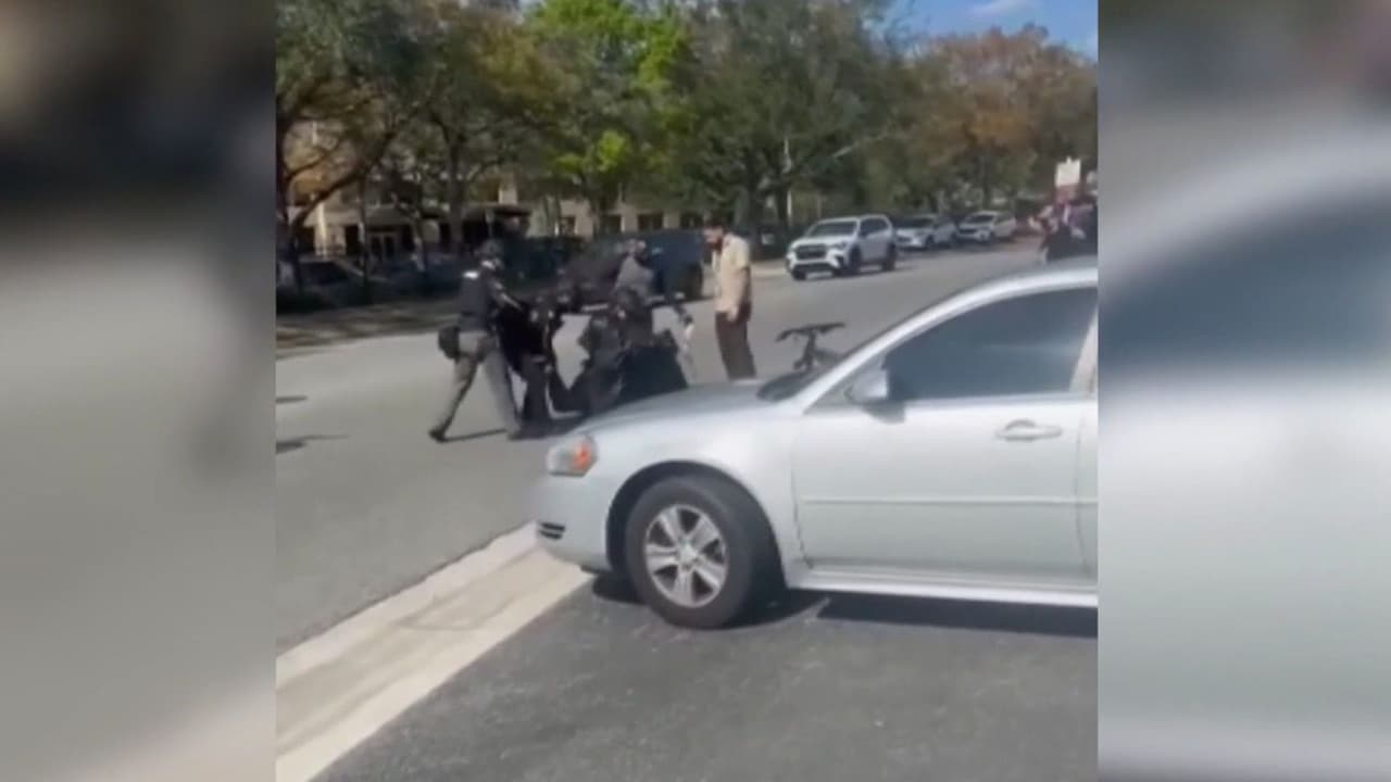 Protesta en Orlando termina con arresto de una manifestante por agredir a la autoridad