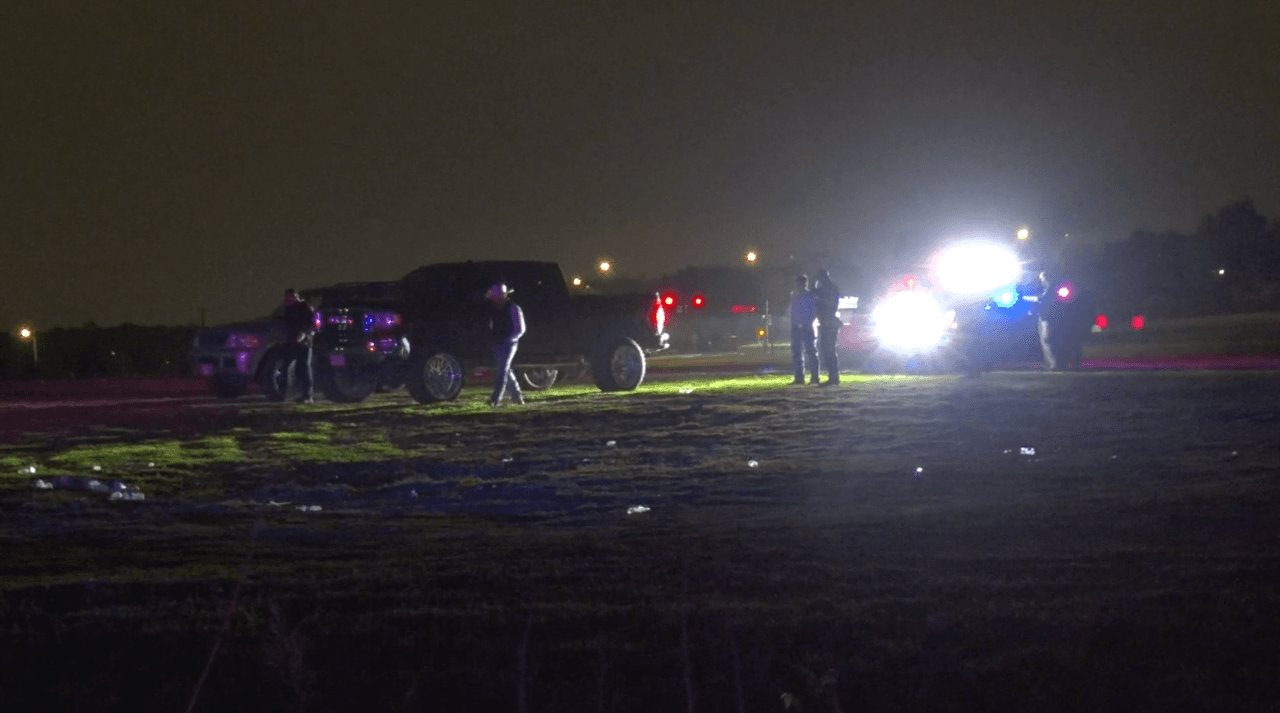 Según relatos de amigos de la víctima, una discusión verbal, surgida después del evento, precedió al fatídico desenlace. Luis y sus amigos, a bordo de una Chevrolet Silverado negra,
<b>aguardaban en el estacionamiento cuando múltiples disparos impactaron su vehículo</b>, alcanzando a Luis en la cabeza poco después de las 2 de la madrugada.
