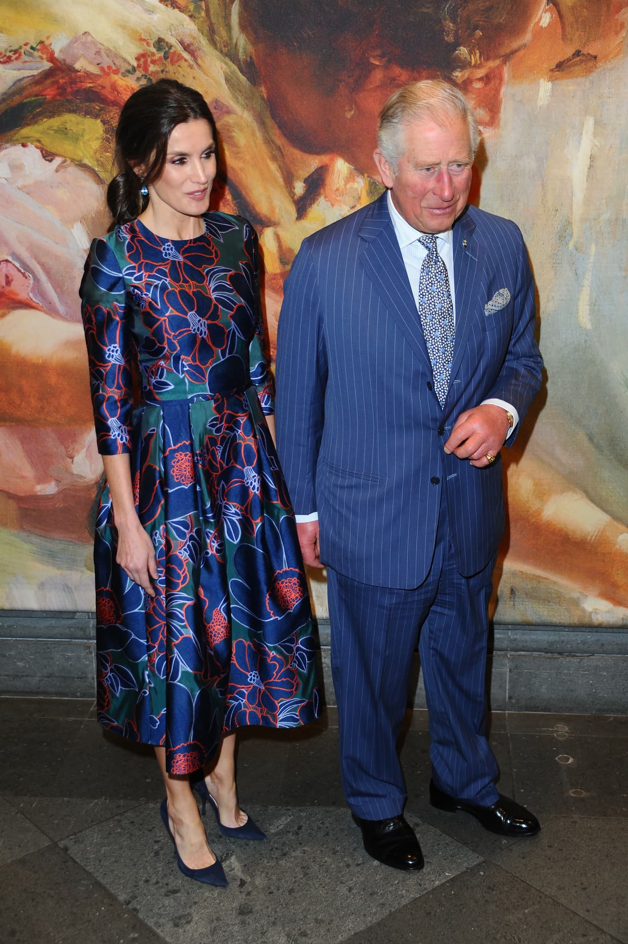 La reina Letizia acudió al evento sin su esposo, el rey Felipe VI, mientras que el príncipe Carlos de Inglaterra tampoco contó con la compañía de su esposa, Camilla Parker.